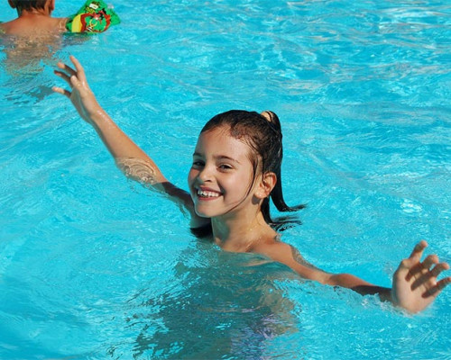 media.bambina-piscina