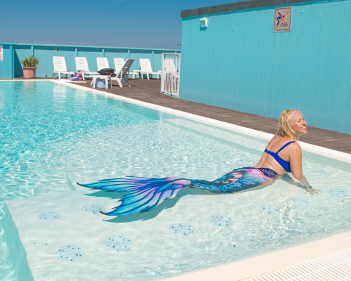 media.Piscina con sirena