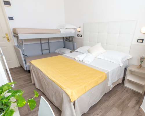 media.Camera doppia castello